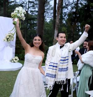 En una emotiva ceremonia religiosa celebrada en La Cumbre, Paola Perdomo y Dennis Cano unieron sus vidas rodeados de fe, familia y amor. Su historia, que comenzó como una amistad nacida en el servicio a Dios y fue creciendo entre conversaciones, cafés y momentos compartidos, los llevó hasta este “sí, acepto” que marca el inicio de un nuevo capítulo juntos.