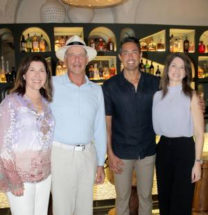 Kimpton Grand Roatán Resort presentó The Guest Chef Series, una experiencia culinaria celebrada en Alera Restaurant, donde invitados disfrutaron de una exquisita propuesta inspirada en los sabores de la cocina latina de la mano de reconocidos chefs internacionales. Dario Costa, Danilo Ferraz, Pablo Cáceres, Salvador Casasola y Guido Ojeda fueron los encargados de dar vida a un menú de alto nivel, convirtiendo la velada en la antesala perfecta del esperado Food &amp; Wine Festival del hotel.