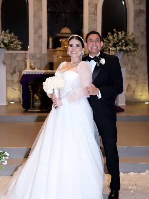 Helen Zamora y Alex Cosenza se dieron el tan esperado “sí” y sellaron su historia de amor con una celebración llena de elegancia en Tegucigalpa. La ceremonia tuvo lugar en la iglesia Nuestra Señora Sagrado Corazón del Hatillo, donde familiares y amigos acompañaron a la pareja en uno de los momentos más importantes de sus vidas. Posteriormente, los recién casados compartieron una sofisticada recepción en el restaurante La Cumbre, donde la celebración continuó entre detalles cuidadosamente elegidos, buena gastronomía y un ambiente lleno de alegría y romanticismo.