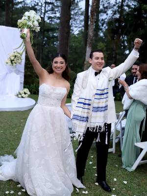 En una emotiva ceremonia religiosa celebrada en La Cumbre, Paola Perdomo y Dennis Cano unieron sus vidas rodeados de fe, familia y amor. Su historia, que comenzó como una amistad nacida en el servicio a Dios y fue creciendo entre conversaciones, cafés y momentos compartidos, los llevó hasta este “sí, acepto” que marca el inicio de un nuevo capítulo juntos.