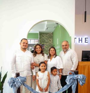 En una mañana llena de alegría se inauguró la tienda CottonHaus, ubicada en la plaza Rosyl Mejía, en el barrio Río Piedras sureste. El nuevo espacio abre sus puertas con una propuesta enfocada en prendas de algodón suaves, cómodas y de calidad, pensadas para acompañar momentos importantes. Liderado por Daniela Pinto, el proyecto nace como un emprendimiento familiar inspirado en el amor por sus hijos. En la foto: Bayron Santos, Daniela Pinto, Zoila Chinchilla y Alfonso Pinto, con Mía y Juan Diego, durante el corte de cinta inaugural.