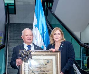 El homenajeado Roger Danilo Valladares y María del Rosario Selman de Banpaís.