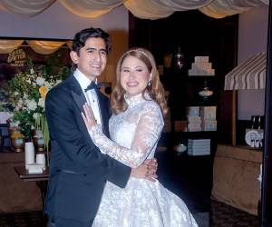 Tras unirse en sagrado matrimonio, Orlando Merino y Michelle Valladares celebraron una velada mágica rodeados de flores, música y el cariño de sus seres queridos.