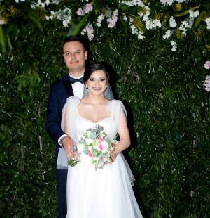 Los nuevos esposos: Diego Valenzuelay Cesia Maradiaga, luego de haber recibido la bendición.