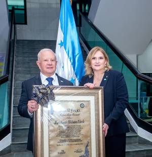El homenajeado Roger Danilo Valladares y María del Rosario Selman de Banpaís.