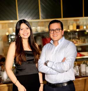 Honda y Excel Automotriz brindaron una velada extraordinaria como muestra de agradecimiento a la lealtad de sus clientes, deleitándonos con una experiencia gastronómica simplemente espectacular. ¡Una noche llena de gratitud y sabores excepcionales! En la foto: Alejandra Figueroa y Rodrigo López Castellanos.