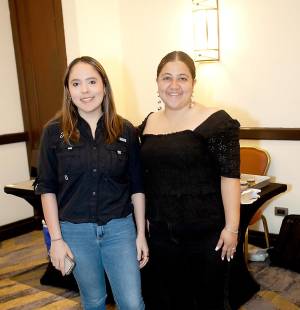 Keren Cabrera, representante de Flor de Caña, y Andrea Díaz, fundadora de Velvet Box y anfitriona del evento.