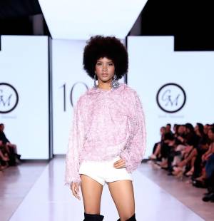 La segunda pasarela de Giselle Matamala en BAC Estilo Moda fue simplemente vibrante. Una historia de luz y color que comenzó con looks effortless en los que amamos su versión luxury del clásico hoodie, culminando con vestidos cuajados de brillo y lentejuelas que elevan la silueta femenina.