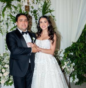 La Iglesia Sagrada Familia de la Fundación Mhotivo fue el escenario perfecto donde los enamorados Christopher Fuschich y su prometida Giovanna Handal se encontraron para ser protagonistas de una emotiva ceremonia religiosa, en la que unieron sus vidas en sagrado matrimonio.