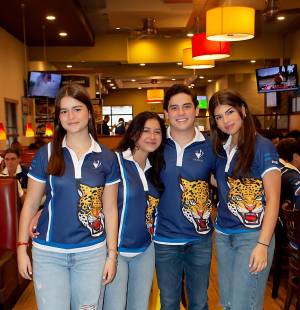 Cuando los primeros rayos del sol alumbraron, los senior de Seran School se reunieron en el restaurante Denny’s de Jardines del Valle para desayunar y luego iniciar su caravana en lo que fue su tradicional Senior Entrance. Con rostros llenos de entusiasmo, usando camisetas y jeans, así llegaron a la cita de mañanita. La celebración continuó con la caravana de vehículos hasta llegar a la institución educativa donde los esperaban maestros y alumnos para festejar el primer día de clases de los futuros bachilleres bilingües.