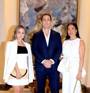 Patricia Zacapa, Top 1% Realtor USA y Bienes Raíces Casabianca, y el desarrollador Juan Carlos Tassara CEO de Edifica, presentaron Domus Brickell Center: +475 unidades completamente amuebladas en el corazón de Miami, diseñadas para rentas cortas (AirBnB). Ideal para inversionistas que buscan buenos retornos y seguridad financiera, Miami es considerada hoy el primer mercado inmobiliario con más crecimiento de EE. UU., y el segundo globalmente después de Dubai. En la foto: Diana García, Juan Carlos Tassara y Patricia Zacapa.