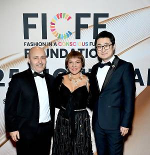 Álvaro Ramos, sacerdote que participa en la Asociación ACOES Honduras; la chocolatier hondureña Maribel Lieberman y Yitong Qin, fundador y Chairman de Fashion in a Conscious Future Foundation, en la alfombra roja de la FICFF Light Gala, realizada en New York a beneficio de la educación infantil en Honduras