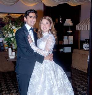 Tras unirse en sagrado matrimonio, los recién casados celebraron una velada mágica rodeados de flores, música y el cariño de sus seres queridos.