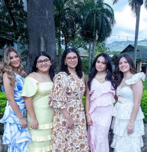 Vestidos con atuendos casuales, los seniors 2025 de Happy Days &amp; Freedom School llegaron al salón Terraza del hotel Copantl para disfrutar de un desayuno especial ofrecido por los padres de familia. El ambiente fue elegante y acogedor, bajo la coordinación de la planner <b>Marcela Cueva</b>. El desayuno se extendió por varias horas entre sesiones de fotos, la degustación de un variado buffet internacional y, por supuesto, las infaltables anécdotas.