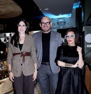 En el restaurante 9 Patrias se vivió una noche mágica para celebrar la décima edición de BAC Estilo Moda, el evento más importante de la moda en Honduras. Diseñadores, invitados especiales y aliados estratégicos se reunieron en una cena íntima que rindió homenaje a quienes, con su talento y visión, han marcado el rumbo de la industria nacional. Entre risas, brindis y recuerdos, la velada fue un reflejo de todo lo que representa esta plataforma: creatividad, identidad y orgullo hondureño.