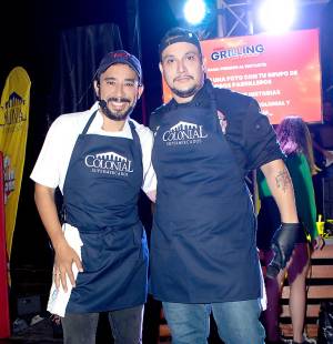 Los chefs Frank Arévalo de El Salvador y José Mejía de Parrilleros Catrachos.