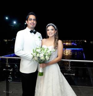 Una noche inolvidable llena de detalles y lindos recuerdos vivieron los felices novios Carlos Valladares y Michelle Romero durante su boda eclesiástica.