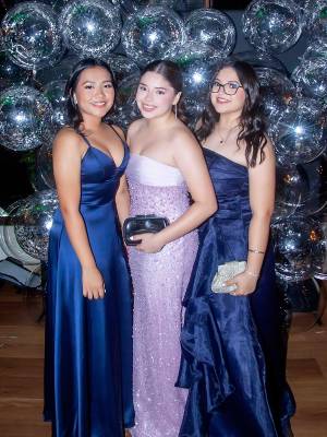 La generación 2026 de la Santa María del Valle se reunió para celebrar su primera actividad social, la <b>Seniors Soirée</b>, organizada por el comité de padres de familia, quienes con mucho entusiasmo cuidaron cada detalle del encuentro. Valeria Acosta, Isabella Zerón y María Isabel Pérez.