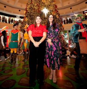 La encendida del árbol navideño se ha convertido en una tradición, muy esperada por los amantes de la Navidad y por los asiduos visitantes del centro comercial Multiplaza, en San Pedro Sula y Tegucigalpa. Por eso con mucho esmero la gerencia de mercadeo preparó para la ocasión un espectáculo deslumbrante de música, luces y personajes navideños, iniciando así la temporada más alegre del año.