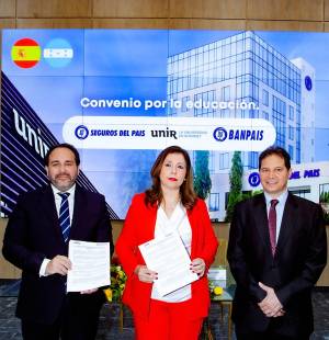 El salón de eventos de Torre Banpaís fue el escenario perfecto donde ejecutivos de Banpaís y la Universidad en Internet (UNIR) suscribieron un acuerdo de adhesión al Programa de Becas y Beneficios Corporativos, con el propósito de fortalecer el desarrollo académico y profesional de los colaboradores del banco, de Seguros del País y sus descendientes hasta en segundo grado. En la foto: Moisés Moya, director de Relaciones Institucionales para Latinoamérica de UNIR; Ana Pacheco, gerente Corporativo de Gestión y Desarrollo Humano de Banpaís y Misael Arguijo, director de País de UNIR.