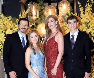 Los seniors 2025 de la Mayan School celebraron su prom night en compañía de sus invitados más especiales, en una noche llena de estilo, música y alegría. La velada estuvo marcada por momentos emotivos que marcan el cierre de esta etapa de su vida.