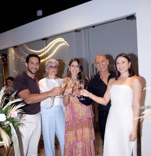 Fernando, Carmen, Michelle, Junio e Isabella Marsan, durante el brindis por el éxito de A’reve Studio.