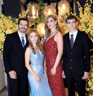 Los seniors 2025 de la Mayan School celebraron su prom night en compañía de sus invitados más especiales, en una noche llena de estilo, música y alegría. La velada estuvo marcada por momentos emotivos que marcan el cierre de esta etapa de su vida.