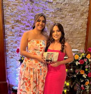 Luego de un lindo noviazgo de cuatro años, Francisco Evelio Rodríguez Quintanilla y Allery Nicolle Reyes Borjas decidieron unir sus vidas en matrimonio. La grata noticia fue motivo más que suficiente para ofrecerle a la novia una alegre despedida de soltera con estilo primaveral, celebrada en el restaurante Meza 23 del Club Hondureño Árabe. Ahí, la decoradora Rina Perdomo integró una variedad de elementos para crear una atmósfera elegante y acogedora. En la foto: Allery Reyes y Rebeca Quintanilla.