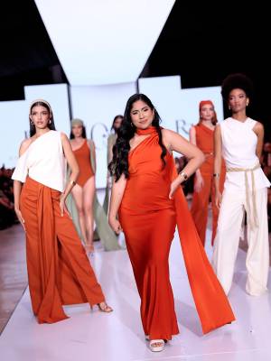 Emocionada, Rashell Fuentes llegó a BAC Estilo Moda para presentar su colección cápsula “Dunas”, una propuesta que narra la transformación del Sahara: de la desconexión al encuentro pleno con su esencia. “Deseo que el público conecte con mi esencia, que perciban la historia detrás de cada pieza y que esta plataforma sea el inicio de un camino sólido para mi marca”, expresó.