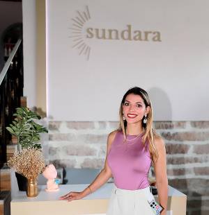 En una mañana resplandeciente, Sundara inauguró su nuevo local con una celebración llena de encanto y sorpresas. Sundara es un beauty salon en donde cada clienta es acogida como el ser único y especial que es, exaltando su belleza y realzando sus rasgos, todo ello mientras se respeta su individualidad y sus gustos personales. En la foto: Sofía Clare.