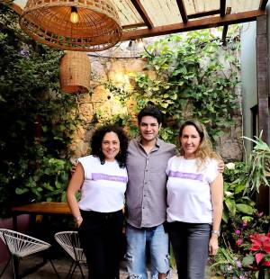Santa Lucía vivió una experiencia única de arte y música electrónica con TEMPO. La cita fue en The Garden, en donde los invitados degustaron de diferentes platillos y de la coctelería que el restaurante ofrece. De igual manera, pudieron disfrutar de los diferentes POP-UP shop de diseñadores hondureños y de música electrónica con infusiones del reggaeton de la mano de los DJ SOL, Laura y Caradoc. En la imagen: Evelyn Madrid, Don Camazots y Gabby Zelaya.