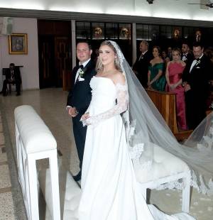 Dalton John Barrosse Peña y Annie Michelle Núñez Donaire vivieron una noche inolvidable al unir sus vidas en sagrado matrimonio. La emotiva ceremonia religiosa se celebró en la Iglesia María Reina del Mundo, donde, ante el altar y rodeados de sus seres queridos, se dieron el “sí, acepto”. El enlace fue oficiado por los sacerdotes Carlos Mejía y Augusto García.