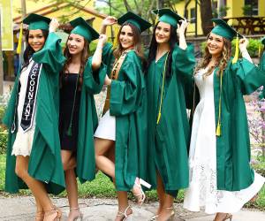 En una solemne ceremonia, los Seniors de Campo School recibieron de manos de las autoridades de la institución su título de High School, culminando una importante etapa académica. Los graduandos fueron felicitados por este significativo logro por sus familiares que marca el inicio de nuevos desafíos y oportunidades. Valentina Valerio, Adriana Teruel, Juline Hasbún, Andrea Rivera y Jessy Gutiérrez