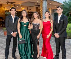 Así se vivió la Senior Dinner de los seniors 2026 de la Western International School, las jovencitas lucieron elegantes vestidos, mientras que los varones, usaron trajes de esmoquin. El encuentro se realizó en elsalón Trujillo del hotel Copantl &amp; Convention Center. La ocasión fue propicia para elevar una oración de Acción de Gracias y luego seofreció una cena que se prolongó por varias horas entre selfies y felicitaciones. La fiesta de graduación se realizará el 20 de junio en el Hotel Copantl &amp; Convention Center. Pietro Rastelli, Alejandra Martínez, Camila Mayorga, Valentina Villeda y KennetLara.
