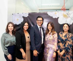 La gerencia de BAC Private Banking ofreció a sus distinguidas clientas de San Pedro Sula una exclusiva y alegre celebración, diseñada para consentirlas y brindarles una experiencia inolvidable. El encuentro se realizó en la Agencia VIP, ubicada en Paseo Próceres. Andrea Pacheco, Andrea Cálix, Leonardo Alvarado, Fabiola Cañas y Sandra Orellana.