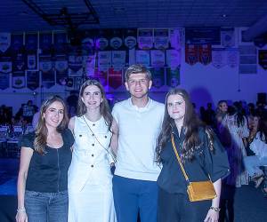 En una velada con causa, padres de familia e invitados especiales se reunieron para presenciar el Senior Fashion Show 2026 de Escuela Internacional Sampedrana, Under the Northern Lights.