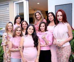 Las puertas de la residencia de Mónica Segovia se abrieron para recibir a Isabella Batres, quien fue agasajada con una inolvidable y tierna reunión organizada por sus amigas cercanas. La joven mamá dará a luz a una niña que será llevada a la pila bautismal con el nombre de Alexandra. Todo estaba cuidadosamente decorado, y la futura mamá disfrutó de un delicioso menú, así como de consejos y muestras de cariño por parte de las asistentes. Karla Kafie, Mónica Bendeck, Titi Leiva, Diana Atala, Saramelia Leiva,Rosamaría Lara, Vicky Leiva, la homenajeada Isabella Batres y Blanca Bendeck.,