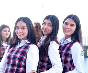 Antes de la entrega de títulos y las fiestas, la clase 2026 de Macris School llegó a la Basílica de Nuestra Señora de Suyapa para participar en un emotivo servicio religioso. El motivo: dar gracias por los logros alcanzados, por la culminación de esta etapa que compartieron con maestros, amigos y especialmente con sus padres de familia.