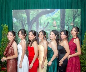 Los seniors 2026 de la Seran School celebraron su esperada Senior Dinner “Enchanted Forest”, organizada por el comité de padres de familia. Más de 50 alumnos se dieron cita en el Salón Merendón del Club Hondureño Árabe, delicadamente ambientado para la especial ocasión con detalles que evocaban un bosque encantado. La velada fue el escenario perfecto para disfrutar de una exquisita cena, compartir risas y fortalecer la camaradería.