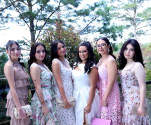 Los Seniors y Juniors 2026 de la Academia Los Pinares vivieron una mañana especial en un brunch pensado para compartir y disfrutar en un entorno agradable. Entre charlas animadas, momentos de complicidad que acompañaron cada instante, se generó un espacio adecuado para afianzar vínculos y reforzar el compañerismo.