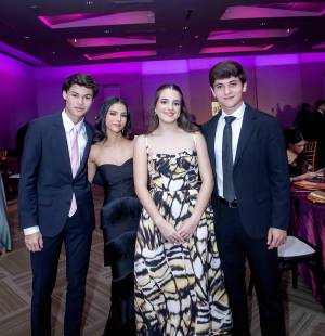 El Club Hondureño Árabe fue el escenario elegido para Marrakech Nights, el senior dinner 2026 de la Escuela Internacional Sampedrana. La decoración, a cargo del equipo de la planner Sofía Barleta, transformó el espacio con tapices, alfombras, lámparas árabes y estaciones temáticas. Cada detalle, cuidadosamente preparado por el gabinete de padres de familia, dio vida a una celebración auténtica, llena de estilo, color y energía juvenil.