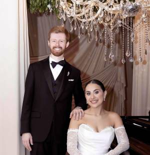 Andrea Jordan y Walter Smith dieron el “sí, acepto” en el altar de la Iglesia Sagrada Familia de la Fundación MHOTIVO, celebrando la formalización de su amor entre familiares y amigos en el Hotel Copantl &amp; Convention Center. En la foto: Los nuevos esposos Walter y Andrea Smith.