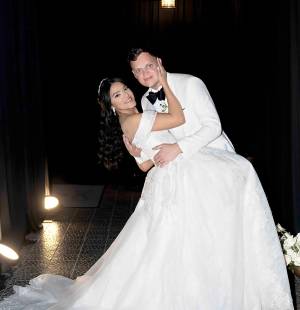 En una celebración llena de fe, amor y elegancia, Brendan Higgins y Eloisa Almendárez unieron sus vidas en sagrado matrimonio, rodeados del cariño de sus familiares y amigos más cercanos. La pareja protagonizó una emotiva ceremonia en la que reafirmó su amor y compromiso, dando paso a una nueva etapa juntos con la bendición de sus seres queridos. En la foto: Los felices esposos Brendan Higgins y su amada Eloísa Almendárez.