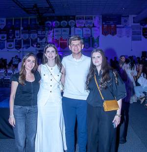 En una velada con causa, padres de familia e invitados especiales se reunieron para presenciar el Senior Fashion Show 2026 de Escuela Internacional Sampedrana, Under the Northern Lights.