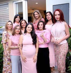 Las puertas de la residencia de Mónica Segovia se abrieron para recibir a Isabella Batres, quien fue agasajada con una inolvidable y tierna reunión organizada por sus amigas cercanas. La joven mamá dará a luz a una niña que será llevada a la pila bautismal con el nombre de Alexandra. Todo estaba cuidadosamente decorado, y la futura mamá disfrutó de un delicioso menú, así como de consejos y muestras de cariño por parte de las asistentes. Karla Kafie, Mónica Bendeck, Titi Leiva, Diana Atala, Saramelia Leiva,Rosamaría Lara, Vicky Leiva, la homenajeada Isabella Batres y Blanca Bendeck.,