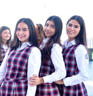 Antes de la entrega de títulos y las fiestas, la clase 2026 de Macris School llegó a la Basílica de Nuestra Señora de Suyapa para participar en un emotivo servicio religioso. El motivo: dar gracias por los logros alcanzados, por la culminación de esta etapa que compartieron con maestros, amigos y especialmente con sus padres de familia.