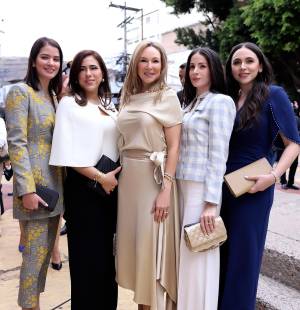 A la toma de posesión asistieron diplomáticos, distinguidas personalidades del ámbito político y gubernamental, así como funcionarios públicos y representantes de la Iglesia, quienes se dieron cita para acompañar a Nasry Asfura en este importante acontecimiento.