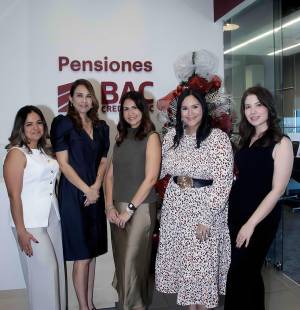 El inicio de la época más hermosa del año, la Navidad, fue el motivo por el cual la gerencia de Banca Privada de BAC reunió a sus clientes para celebrar un encuentro lleno de calidez, brindis especiales y sabores que anunciaron oficialmente el comienzo de la temporada festiva. La cita se realizó en la oficina del Edificio Próceres, entre luces, cócteles y momentos memorables. En la foto: Lurvin Hernández, Wendy Valenzuela, Fabiola Cañas, Andrea Cálix y Andrea Pacheco.