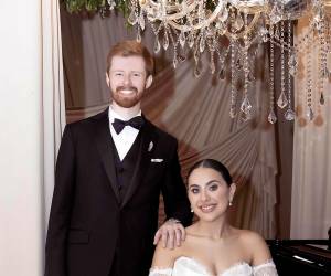 Andrea Jordan y Walter Smith dieron el “sí, acepto” en el altar de la Iglesia Sagrada Familia de la Fundación MHOTIVO, celebrando la formalización de su amor entre familiares y amigos en el Hotel Copantl &amp; Convention Center. En la foto: Los nuevos esposos Walter y Andrea Smith.