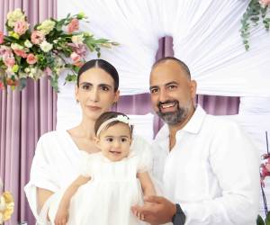 Arwa Soraya Handal Janania celebró uno de los momentos más especiales de su vida espiritual: su bautizo. Rodeada del amor de sus padres, familiares y seres queridos. Yazmin y Juan Carlos Handal con su hija Arwa Soraya